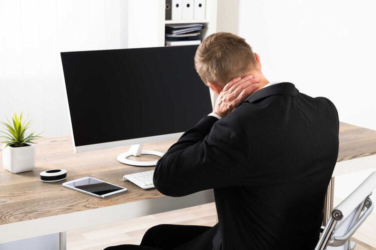 TOP 5 dấu hiệu thoái hóa đốt sống cổ ở người trẻ