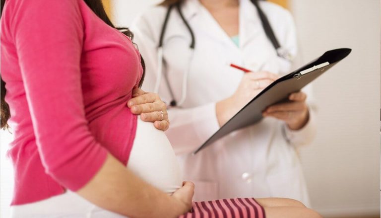 Sau khi làm hết xét nghiệm, thai phụ sẽ được tư vấn và giải đáp tình trạng sức khỏe của mẹ và bé